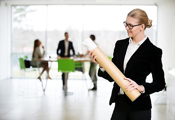 포토 JPG 전신 서양인 응시 여자 남자 40대 중년 의자 비즈니스 탁자 실내 서기 미소 들기 사람 앉기 정장 여러명 상반신 20대 성인 앞모습 옆모습 아웃포커스 30대 사무실 창가 리더 문서 서류통 종이뭉치 성인만 팀장 국내포토 외국인 시선 옷 종이 뷰포인트 가구 다수 창문 모션 촬영기법 표정 청년 내부 장년 사무용품 뭉치 파일형식