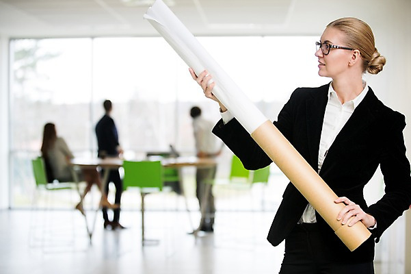 포토 JPG 전신 서양인 응시 여자 남자 40대 중년 의자 비즈니스 탁자 실내 서기 미소 들기 사람 앉기 정장 여러명 상반신 20대 성인 앞모습 옆모습 뒷모습 아웃포커스 30대 사무실 창가 리더 문서 창밖 서류통 종이뭉치 성인만 팀장 국내포토 외국인 시선 옷 종이 뷰포인트 가구 다수 창문 모션 촬영기법 표정 청년 내부 장년 사무용품 뭉치 파일형식