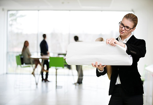 포토 JPG 전신 서양인 응시 여자 남자 40대 중년 의자 비즈니스 탁자 실내 서기 들기 사람 앉기 정장 여러명 상반신 20대 성인 앞모습 옆모습 아웃포커스 30대 사무실 창가 문서 서류통 종이뭉치 성인만 국내포토 외국인 시선 옷 종이 뷰포인트 가구 다수 창문 모션 촬영기법 청년 내부 장년 사무용품 뭉치 파일형식