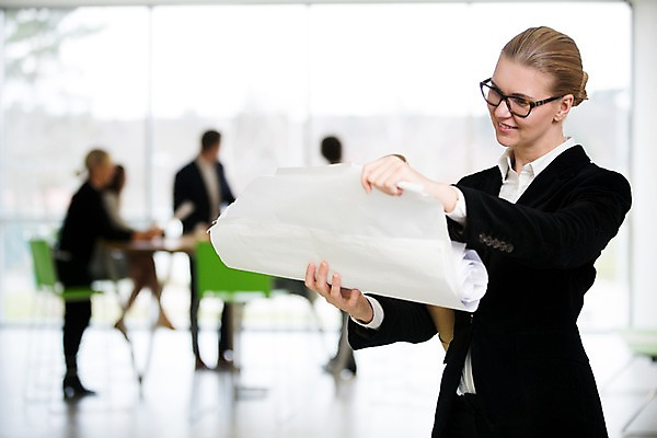 포토 JPG 전신 서양인 응시 여자 남자 40대 중년 의자 비즈니스 탁자 실내 서기 미소 들기 사람 앉기 정장 여러명 상반신 20대 성인 옆모습 아웃포커스 30대 사무실 창가 문서 종이뭉치 성인만 국내포토 외국인 시선 옷 종이 뷰포인트 가구 다수 창문 모션 촬영기법 표정 청년 내부 장년 뭉치 파일형식