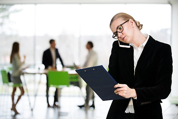 포토 JPG 전신 서양인 여자 남자 40대 중년 의자 비즈니스 탁자 실내 대화 서기 사람 정장 여러명 상반신 20대 성인 앞모습 옆모습 아웃포커스 30대 사무실 기록 창가 통화 서류판 성인만 국내포토 외국인 옷 뷰포인트 가구 다수 창문 모션 촬영기법 말하기 청년 내부 장년 사무용품 파일형식