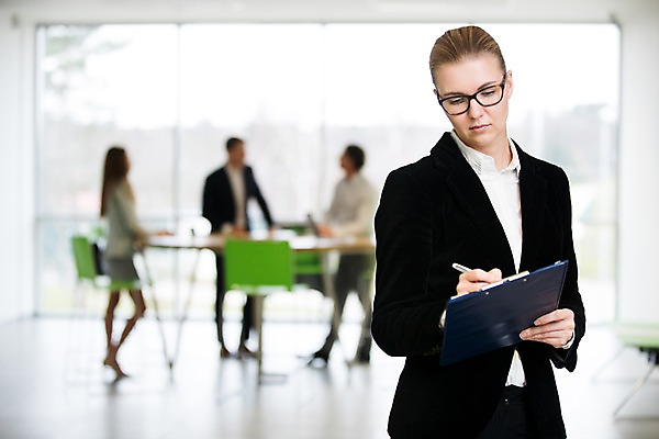 포토 JPG 전신 서양인 응시 여자 남자 40대 중년 의자 비즈니스 탁자 실내 서기 사람 정장 여러명 상반신 20대 성인 앞모습 옆모습 아웃포커스 30대 사무실 펜 기록 창가 리더 서류판 성인만 팀장 국내포토 외국인 시선 옷 뷰포인트 가구 다수 창문 모션 촬영기법 청년 내부 장년 필기구 사무용품 파일형식