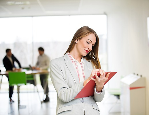 포토 JPG 전신 서양인 여자 남자 40대 중년 의자 비즈니스 탁자 실내 서기 사람 정장 상반신 20대 성인 앞모습 옆모습 세명 30대 사무실 펜 기록 창가 국내포토 외국인 옷 뷰포인트 가구 창문 모션 청년 내부 장년 필기구 파일형식