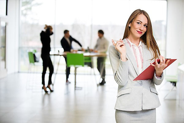 포토 JPG 전신 서양인 여자 남자 40대 중년 의자 비즈니스 탁자 실내 서기 미소 들기 사람 정장 여러명 상반신 20대 성인 앞모습 옆모습 아웃포커스 30대 사무실 창가 리더 서류판 성인만 팀장 국내포토 외국인 옷 뷰포인트 가구 다수 창문 모션 촬영기법 표정 청년 내부 장년 사무용품 파일형식