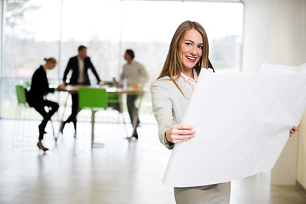 포토 JPG 전신 서양인 여자 남자 40대 중년 의자 비즈니스 탁자 실내 서기 미소 들기 사람 앉기 정장 여러명 상반신 20대 성인 앞모습 옆모습 아웃포커스 30대 사무실 작업 창가 리더 문서 성인만 팀장 국내포토 외국인 옷 뷰포인트 가구 다수 창문 모션 촬영기법 표정 청년 내부 장년 파일형식