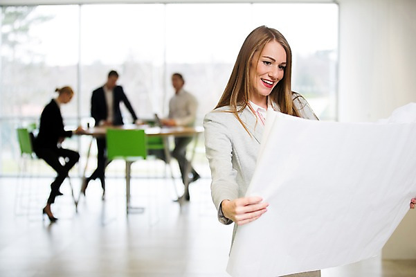 포토 JPG 전신 서양인 응시 여자 남자 40대 중년 의자 비즈니스 탁자 실내 서기 미소 사람 앉기 정장 여러명 상반신 20대 성인 앞모습 옆모습 아웃포커스 30대 사무실 작업 창가 리더 문서 성인만 팀장 국내포토 외국인 시선 옷 뷰포인트 가구 다수 창문 모션 촬영기법 표정 청년 내부 장년 파일형식