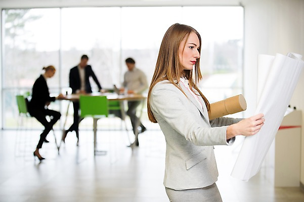 포토 JPG 전신 서양인 응시 여자 남자 40대 중년 의자 비즈니스 탁자 실내 서기 들기 사람 앉기 정장 여러명 상반신 20대 성인 앞모습 옆모습 아웃포커스 30대 사무실 창가 문서 서류통 성인만 국내포토 외국인 시선 옷 뷰포인트 가구 다수 창문 모션 촬영기법 청년 내부 장년 사무용품 파일형식