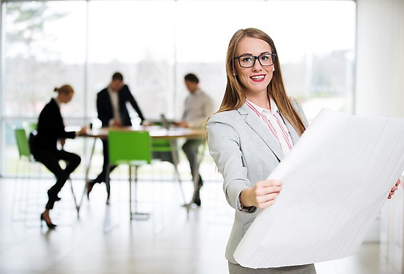 포토 JPG 전신 서양인 여자 남자 커피 40대 중년 의자 비즈니스 탁자 실내 서기 미소 들기 사람 앉기 정장 여러명 상반신 20대 성인 앞모습 옆모습 아웃포커스 30대 사무실 창가 문서 성인만 국내포토 외국인 옷 음료 뷰포인트 가구 다수 창문 모션 촬영기법 표정 청년 내부 장년 파일형식