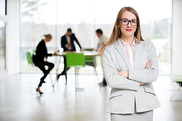 포토 JPG 전신 서양인 여자 남자 40대 중년 의자 비즈니스 탁자 실내 서기 미소 사람 앉기 정장 여러명 상반신 20대 성인 앞모습 옆모습 아웃포커스 30대 사무실 팔짱 창가 리더 성인만 팀장 국내포토 외국인 옷 뷰포인트 가구 다수 창문 모션 촬영기법 표정 청년 내부 장년 파일형식