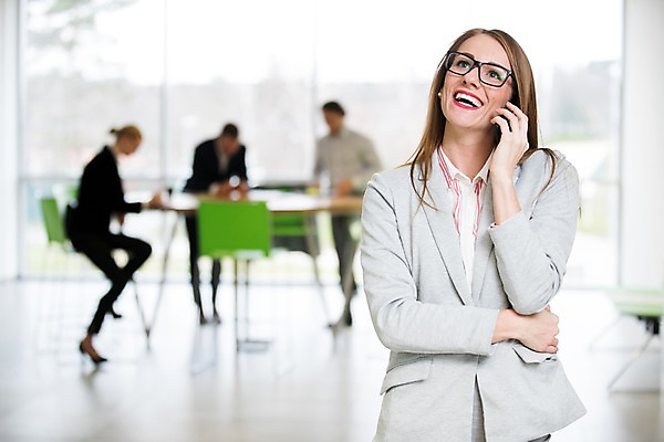 포토 JPG 전신 서양인 응시 여자 남자 40대 중년 의자 비즈니스 탁자 실내 서기 미소 사람 앉기 정장 여러명 상반신 20대 성인 앞모습 옆모습 아웃포커스 30대 스마트폰 사무실 창가 통화 성인만 국내포토 외국인 시선 옷 뷰포인트 가구 다수 창문 모션 촬영기법 표정 청년 내부 장년 핸드폰 스마트기기 파일형식