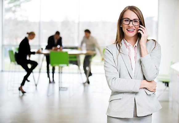 포토 JPG 전신 서양인 여자 남자 40대 중년 의자 비즈니스 탁자 실내 서기 미소 사람 앉기 정장 여러명 상반신 20대 성인 앞모습 옆모습 아웃포커스 30대 스마트폰 사무실 창가 통화 성인만 국내포토 외국인 옷 뷰포인트 가구 다수 창문 모션 촬영기법 표정 청년 내부 장년 핸드폰 스마트기기 파일형식