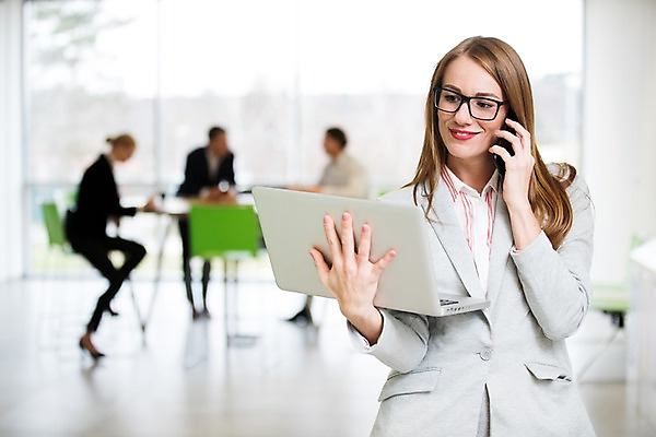 포토 JPG 전신 서양인 응시 여자 남자 40대 중년 의자 비즈니스 탁자 실내 서기 미소 사람 앉기 정장 여러명 상반신 20대 성인 앞모습 옆모습 아웃포커스 30대 노트북 사무실 창가 통화 성인만 국내포토 외국인 시선 옷 뷰포인트 가구 다수 창문 모션 촬영기법 표정 청년 내부 장년 전자제품 파일형식