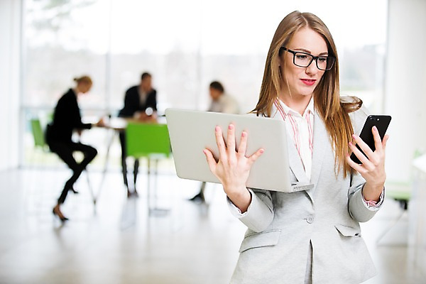 포토 JPG 전신 서양인 응시 여자 남자 40대 중년 의자 비즈니스 탁자 실내 서기 사람 앉기 정장 여러명 상반신 20대 성인 앞모습 옆모습 아웃포커스 30대 노트북 스마트폰 사무실 창가 성인만 국내포토 외국인 시선 옷 뷰포인트 가구 다수 창문 모션 촬영기법 청년 내부 장년 전자제품 핸드폰 스마트기기 파일형식