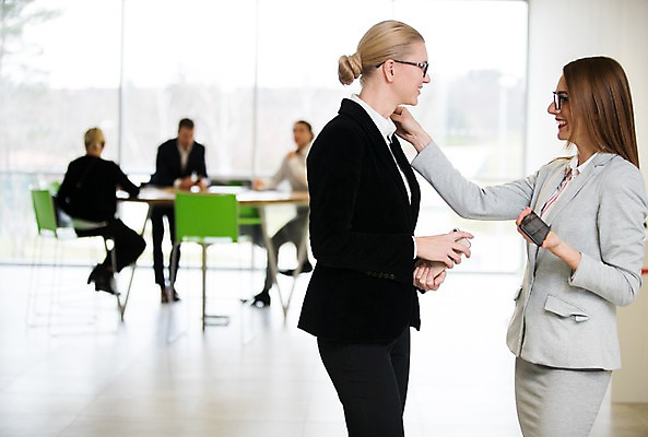 포토 JPG 전신 서양인 여자 남자 40대 중년 의자 비즈니스 탁자 실내 대화 서기 미소 사람 앉기 정장 여러명 상반신 20대 성인 앞모습 옆모습 아웃포커스 30대 스마트폰 사무실 마주보기 창가 성인만 국내포토 외국인 옷 뷰포인트 가구 다수 창문 모션 촬영기법 표정 말하기 청년 내부 장년 핸드폰 스마트기기 파일형식