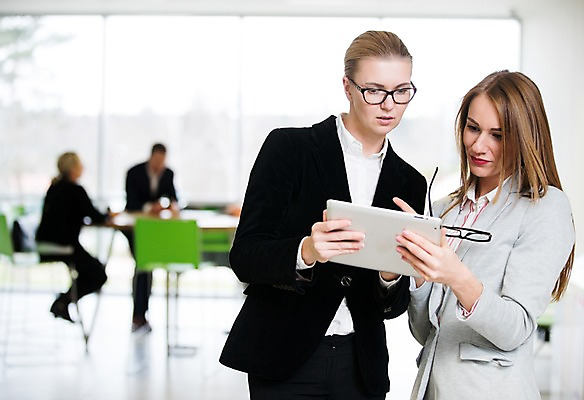 포토 JPG 전신 서양인 응시 여자 남자 안경 의자 비즈니스 실내 서기 사람 앉기 정장 여러명 상반신 20대 성인 앞모습 옆모습 아웃포커스 30대 태블릿 사무실 창가 성인만 국내포토 외국인 시선 잡화 옷 뷰포인트 가구 다수 창문 모션 촬영기법 청년 내부 장년 전자제품 스마트기기 파일형식