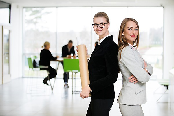 포토 JPG 전신 서양인 응시 여자 남자 의자 비즈니스 탁자 실내 서기 미소 사람 앉기 정장 여러명 상반신 20대 성인 앞모습 옆모습 아웃포커스 30대 사무실 팔짱 등맞대기 창가 문서 서류통 성인만 국내포토 외국인 시선 옷 뷰포인트 가구 다수 창문 모션 촬영기법 표정 청년 내부 장년 사무용품 파일형식