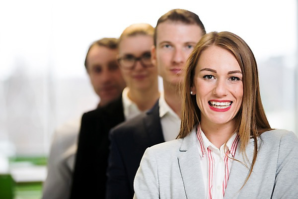 포토 JPG 서양인 여자 남자 40대 중년 비즈니스 실내 서기 미소 사람 정장 근접촬영 여러명 상반신 20대 성인 앞모습 30대 사무실 리더 성인만 팀장 국내포토 외국인 옷 뷰포인트 다수 모션 표정 청년 내부 장년 파일형식