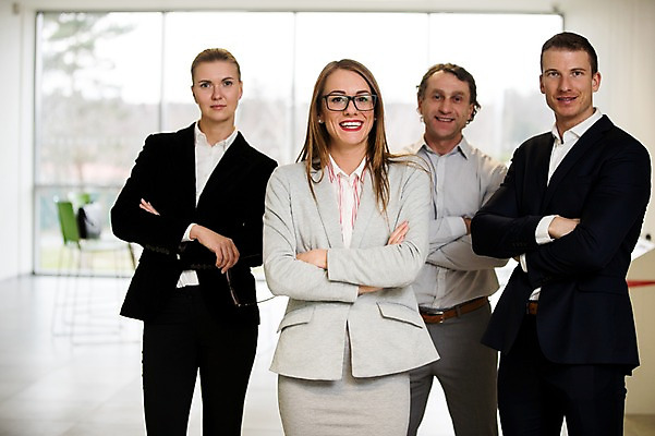 포토 JPG 서양인 여자 남자 40대 중년 의자 비즈니스 실내 서기 미소 사람 정장 여러명 상반신 20대 성인 앞모습 30대 사무실 팔짱 창가 리더 성인만 팀장 국내포토 외국인 옷 뷰포인트 가구 다수 창문 모션 표정 청년 내부 장년 파일형식