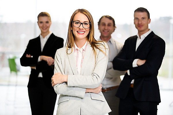 포토 JPG 서양인 응시 여자 남자 40대 중년 의자 비즈니스 실내 서기 미소 사람 정장 여러명 상반신 20대 성인 앞모습 30대 사무실 팔짱 창가 리더 성인만 팀장 국내포토 외국인 시선 옷 뷰포인트 가구 다수 창문 모션 표정 청년 내부 장년 파일형식