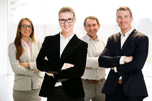 포토 JPG 서양인 응시 여자 남자 40대 중년 비즈니스 실내 서기 미소 사람 정장 여러명 상반신 20대 성인 앞모습 30대 사무실 팔짱 창가 리더 성인만 팀장 국내포토 외국인 시선 옷 뷰포인트 다수 창문 모션 표정 청년 내부 장년 파일형식