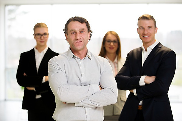 포토 JPG 서양인 응시 여자 남자 40대 중년 비즈니스 실내 서기 미소 사람 정장 여러명 상반신 20대 성인 앞모습 30대 사무실 팔짱 창가 리더 성인만 팀장 국내포토 외국인 시선 옷 뷰포인트 다수 창문 모션 표정 청년 내부 장년 파일형식