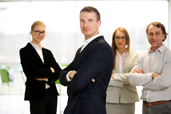 포토 JPG 서양인 응시 여자 남자 40대 중년 의자 비즈니스 실내 서기 미소 사람 정장 여러명 상반신 20대 성인 앞모습 옆모습 30대 사무실 팔짱 창가 리더 성인만 팀장 국내포토 외국인 시선 옷 뷰포인트 가구 다수 창문 모션 표정 청년 내부 장년 파일형식