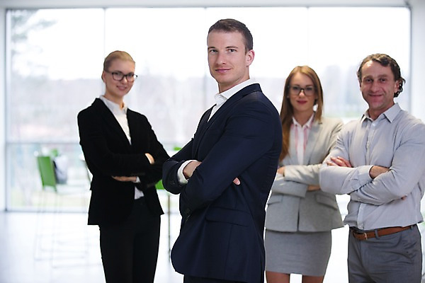 포토 JPG 서양인 응시 여자 남자 40대 중년 의자 비즈니스 실내 서기 미소 사람 정장 여러명 상반신 20대 성인 앞모습 옆모습 30대 사무실 팔짱 창가 리더 성인만 팀장 국내포토 외국인 시선 옷 뷰포인트 가구 다수 창문 모션 표정 청년 내부 장년 파일형식