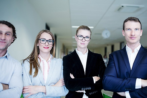 포토 JPG 서양인 여자 남자 40대 중년 비즈니스 실내 서기 미소 사람 정장 여러명 상반신 20대 성인 앞모습 30대 사무실 팔짱 복도 성인만 국내포토 외국인 옷 뷰포인트 다수 모션 표정 청년 내부 장년 파일형식