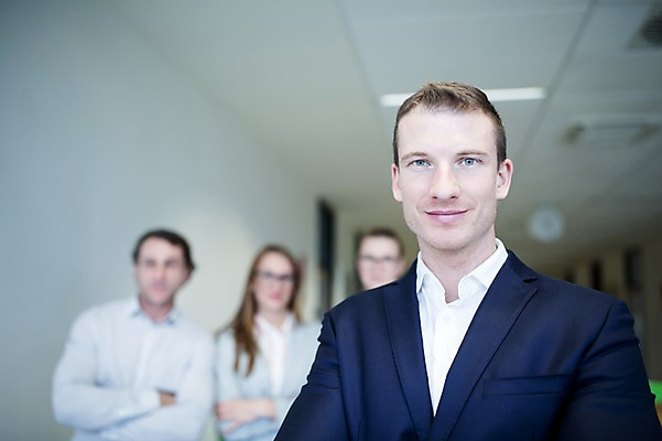 포토 JPG 서양인 응시 여자 남자 40대 중년 비즈니스 실내 서기 미소 사람 정장 근접촬영 여러명 상반신 20대 성인 앞모습 30대 사무실 팔짱 복도 리더 팀장 국내포토 외국인 시선 옷 뷰포인트 다수 모션 표정 청년 내부 장년 파일형식