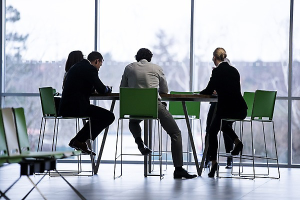 포토 JPG 전신 서양인 여자 남자 40대 중년 의자 비즈니스 탁자 회의 실내 사람 앉기 정장 여러명 성인 뒷모습 30대 사무실 작업 창가 성인만 국내포토 외국인 옷 뷰포인트 가구 다수 창문 모션 내부 장년 파일형식