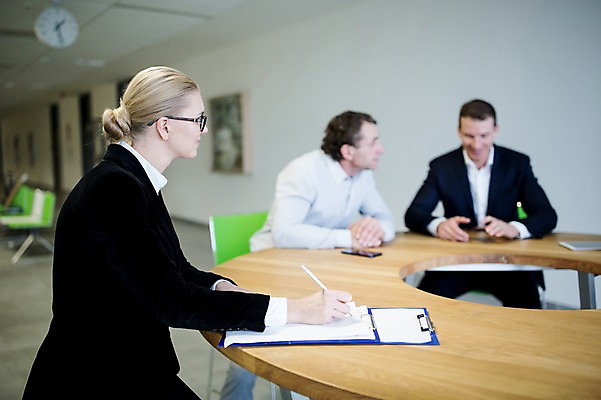 포토 JPG 서양인 응시 여자 남자 40대 중년 비즈니스 탁자 회의 실내 대화 사람 앉기 정장 상반신 성인 앞모습 옆모습 세명 30대 스마트폰 사무실 펜 기록 작업 문서 성인만 국내포토 외국인 시선 옷 뷰포인트 가구 모션 말하기 내부 장년 핸드폰 스마트기기 필기구 파일형식