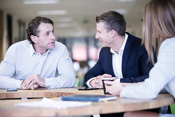 포토 JPG 서양인 여자 남자 커피 40대 중년 비즈니스 탁자 회의 휴식 실내 대화 사람 앉기 정장 상반신 20대 성인 앞모습 옆모습 세명 30대 스마트폰 사무실 마주보기 성인만 국내포토 외국인 옷 음료 뷰포인트 가구 컨셉 모션 말하기 청년 내부 장년 핸드폰 스마트기기 파일형식