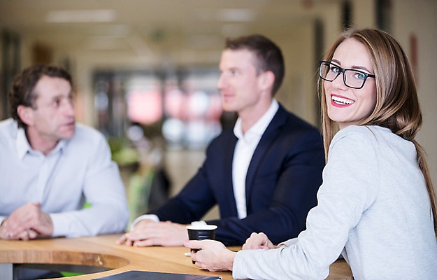 포토 JPG 서양인 여자 남자 커피 40대 중년 비즈니스 탁자 회의 휴식 실내 대화 미소 사람 앉기 정장 상반신 20대 성인 앞모습 옆모습 세명 30대 사무실 성인만 안경낌 국내포토 외국인 옷 안경 음료 뷰포인트 가구 컨셉 모션 표정 말하기 청년 내부 장년 파일형식