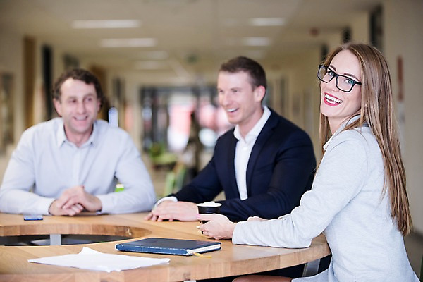 포토 JPG 서양인 응시 여자 남자 커피 40대 중년 비즈니스 탁자 회의 휴식 실내 대화 미소 사람 앉기 정장 상반신 20대 성인 앞모습 옆모습 세명 30대 사무실 공책 문서 성인만 국내포토 외국인 시선 옷 음료 뷰포인트 가구 컨셉 모션 문구용품 표정 말하기 청년 내부 장년 파일형식