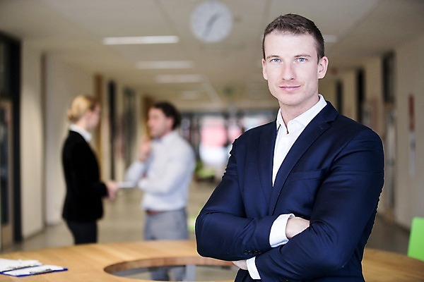 포토 JPG 서양인 응시 여자 남자 40대 중년 의자 비즈니스 탁자 실내 대화 서기 미소 사람 정장 상반신 성인 앞모습 옆모습 아웃포커스 세명 30대 사무실 마주보기 팔짱 비즈니스맨 비즈니스우먼 국내포토 외국인 시선 옷 뷰포인트 가구 모션 촬영기법 표정 말하기 내부 장년 직장인 파일형식