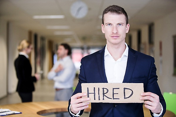 포토 JPG 서양인 배너 여자 남자 40대 중년 의자 비즈니스 탁자 사각프레임 광고판 실내 대화 서기 들기 사람 정장 상반신 성인 앞모습 옆모습 아웃포커스 세명 30대 사무실 마주보기 비즈니스맨 비즈니스우먼 고용 국내포토 외국인 옷 뷰포인트 가구 모션 프레임 알림판 촬영기법 말하기 내부 장년 사각형 구직 직장인 판 채용 파일형식