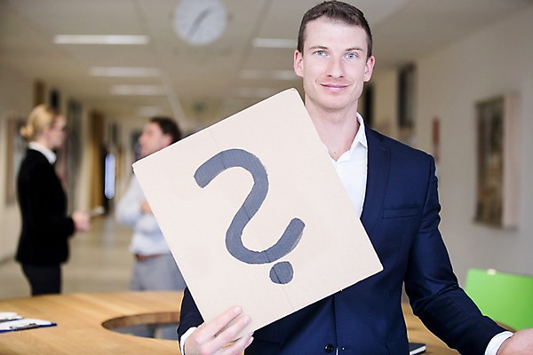 포토 JPG 서양인 배너 여자 남자 40대 중년 의자 비즈니스 탁자 사각프레임 광고판 실내 대화 서기 미소 들기 사람 정장 상반신 성인 앞모습 옆모습 아웃포커스 세명 30대 사무실 마주보기 물음표 비즈니스맨 비즈니스우먼 복도 국내포토 외국인 기호 옷 뷰포인트 가구 모션 프레임 알림판 촬영기법 표정 말하기 내부 장년 사각형 직장인 판 파일형식