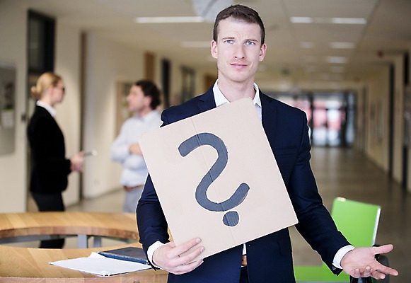 포토 JPG 서양인 배너 여자 남자 40대 중년 의자 비즈니스 탁자 사각프레임 광고판 실내 서기 들기 사람 정장 상반신 성인 앞모습 옆모습 아웃포커스 세명 30대 사무실 마주보기 물음표 비즈니스맨 비즈니스우먼 복도 국내포토 외국인 기호 옷 뷰포인트 가구 모션 프레임 알림판 촬영기법 내부 장년 사각형 직장인 판 파일형식