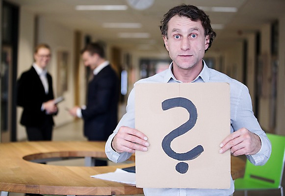 포토 JPG 서양인 배너 여자 남자 40대 중년 의자 비즈니스 탁자 사각프레임 광고판 실내 서기 들기 사람 정장 상반신 성인 앞모습 옆모습 아웃포커스 세명 30대 사무실 물음표 타자 비즈니스맨 비즈니스우먼 국내포토 외국인 기호 옷 뷰포인트 가구 모션 프레임 알림판 촬영기법 내부 장년 사각형 야구선수 직장인 판 파일형식