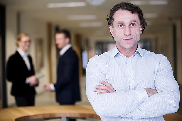 포토 JPG 서양인 응시 여자 남자 40대 중년 비즈니스 탁자 실내 서기 사람 정장 상반신 성인 앞모습 옆모습 아웃포커스 세명 30대 사무실 팔짱 비즈니스맨 비즈니스우먼 복도 국내포토 외국인 시선 옷 뷰포인트 가구 모션 촬영기법 내부 장년 직장인 파일형식