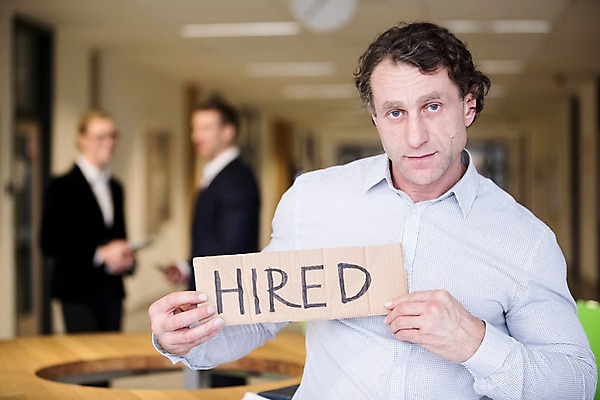 포토 JPG 서양인 배너 응시 여자 남자 40대 중년 비즈니스 탁자 사각프레임 광고판 실내 서기 들기 사람 정장 상반신 성인 앞모습 옆모습 아웃포커스 세명 30대 사무실 비즈니스맨 비즈니스우먼 고용 국내포토 외국인 시선 옷 뷰포인트 가구 모션 프레임 알림판 촬영기법 내부 장년 사각형 구직 직장인 판 채용 파일형식