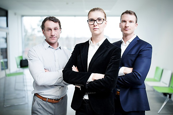 포토 JPG 서양인 응시 여자 남자 40대 중년 의자 가방 비즈니스 실내 서기 사람 정장 상반신 성인 앞모습 세명 30대 사무실 팔짱 비즈니스맨 비즈니스우먼 창가 성인만 국내포토 외국인 시선 잡화 옷 뷰포인트 가구 창문 모션 내부 장년 직장인 파일형식