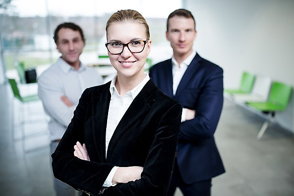 포토 JPG 서양인 여자 남자 40대 중년 의자 가방 비즈니스 실내 서기 미소 사람 정장 상반신 성인 앞모습 아웃포커스 세명 30대 사무실 팔짱 비즈니스맨 비즈니스우먼 창가 성인만 국내포토 외국인 잡화 옷 뷰포인트 가구 창문 모션 촬영기법 표정 내부 장년 직장인 파일형식