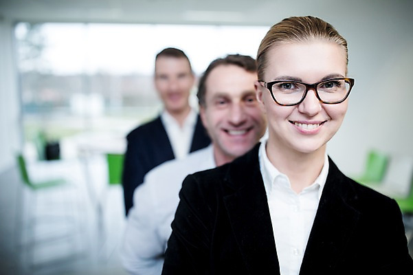 포토 JPG 서양인 여자 남자 40대 중년 의자 가방 비즈니스 실내 서기 미소 사람 정장 근접촬영 상반신 성인 앞모습 아웃포커스 세명 30대 사무실 비즈니스맨 비즈니스우먼 창가 책상 성인만 국내포토 외국인 잡화 옷 뷰포인트 가구 창문 모션 촬영기법 표정 내부 장년 직장인 파일형식