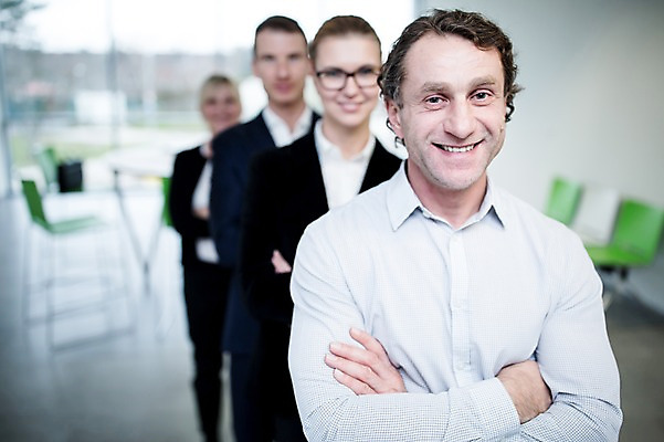 포토 JPG 전신 서양인 여자 남자 40대 중년 의자 가방 비즈니스 탁자 실내 서기 미소 사람 여러명 상반신 성인 앞모습 아웃포커스 30대 사무실 팔짱 직장인 비즈니스맨 비즈니스우먼 창가 리더 성인만 팀장 국내포토 외국인 직업 잡화 뷰포인트 가구 다수 창문 모션 촬영기법 표정 내부 장년 파일형식