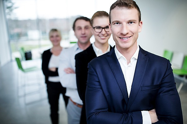 포토 JPG 서양인 여자 남자 40대 중년 의자 가방 비즈니스 실내 서기 미소 사람 정장 여러명 상반신 성인 앞모습 30대 사무실 팔짱 직장인 비즈니스맨 비즈니스우먼 창가 리더 성인만 팀장 국내포토 외국인 직업 잡화 옷 뷰포인트 가구 다수 창문 모션 표정 내부 장년 파일형식