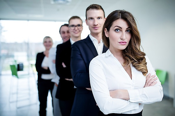 포토 JPG 서양인 응시 여자 남자 40대 중년 의자 가방 비즈니스 실내 서기 미소 사람 여러명 상반신 성인 앞모습 30대 사무실 팔짱 직장인 비즈니스맨 비즈니스우먼 창가 리더 성인만 팀장 국내포토 외국인 직업 시선 잡화 뷰포인트 가구 다수 창문 모션 표정 내부 장년 파일형식