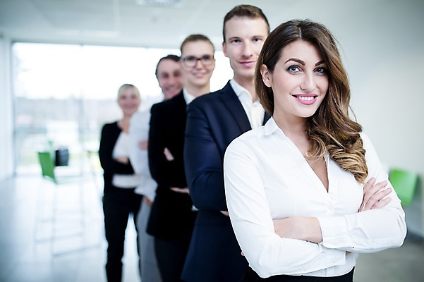 포토 JPG 서양인 여자 남자 40대 중년 의자 가방 비즈니스 실내 서기 미소 사람 여러명 상반신 성인 앞모습 30대 사무실 팔짱 직장인 비즈니스맨 비즈니스우먼 창가 리더 성인만 팀장 국내포토 외국인 직업 잡화 뷰포인트 가구 다수 창문 모션 표정 내부 장년 파일형식