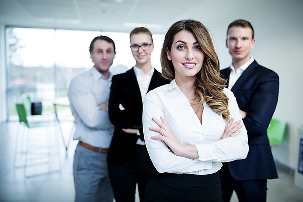 포토 JPG 서양인 여자 남자 40대 중년 의자 가방 비즈니스 실내 서기 미소 사람 여러명 상반신 성인 앞모습 30대 사무실 팔짱 직장인 비즈니스맨 비즈니스우먼 창가 리더 성인만 팀장 국내포토 외국인 직업 잡화 뷰포인트 가구 다수 창문 모션 표정 내부 장년 파일형식