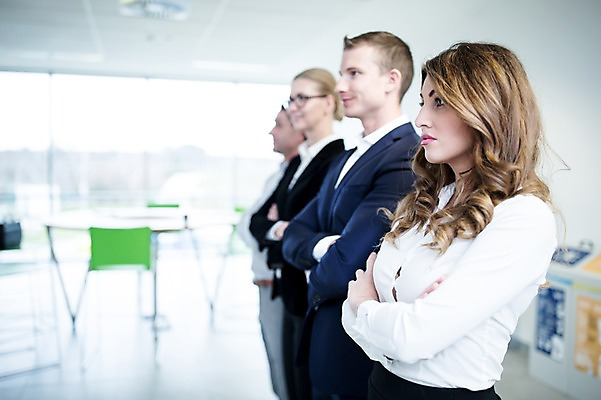 포토 JPG 서양인 응시 여자 남자 40대 중년 의자 가방 비즈니스 탁자 실내 서기 사람 여러명 상반신 성인 옆모습 30대 사무실 팔짱 직장인 비즈니스맨 비즈니스우먼 창가 성인만 국내포토 외국인 직업 시선 잡화 뷰포인트 가구 다수 창문 모션 내부 장년 파일형식